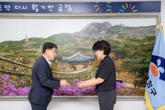 20251002_승진 직원 임용장 수여_3.jpg