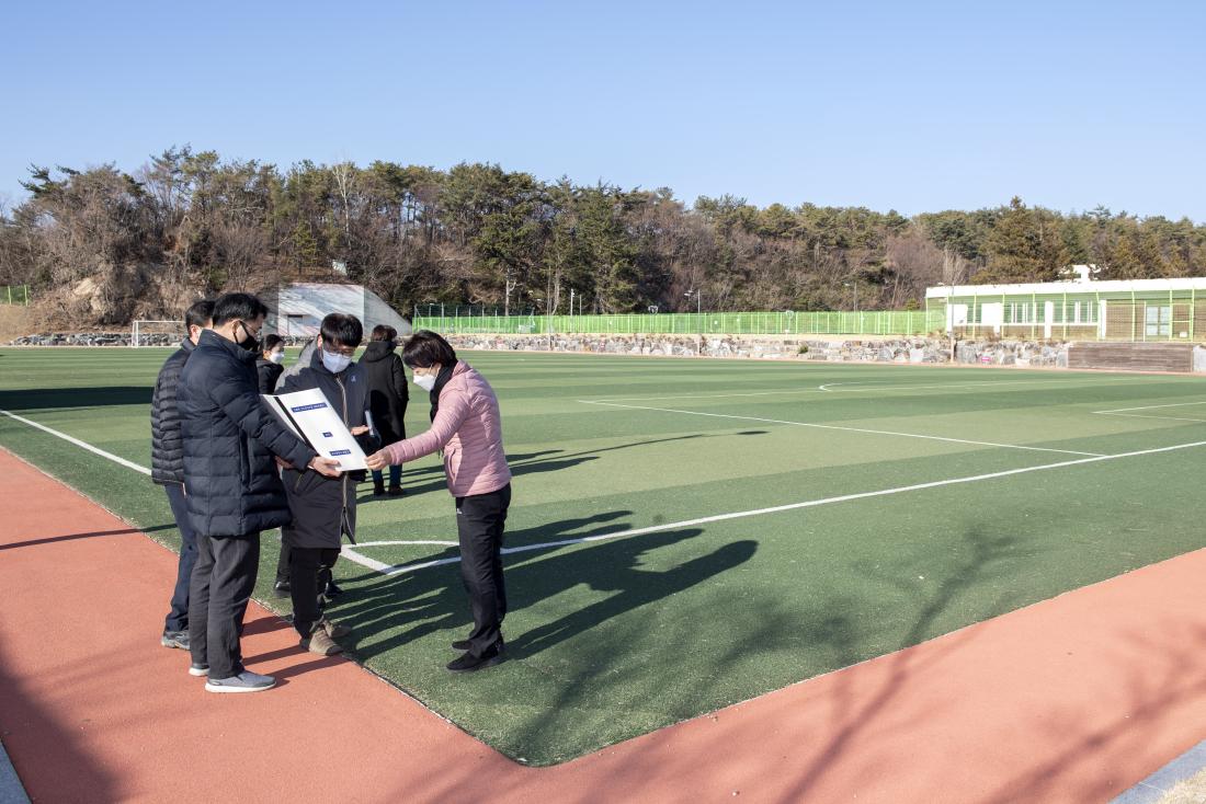 20210218_오륜동 인조잔디구장 개보수 사업 현장 방문_2.jpg