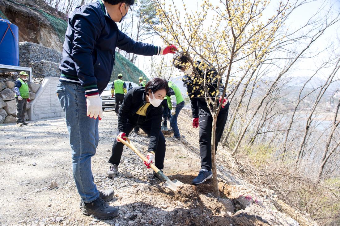 20210325_제76회 식목일 기념 나무 심기 행사_14.jpg