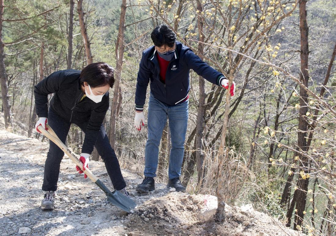 20210325_제76회 식목일 기념 나무 심기 행사_7.jpg