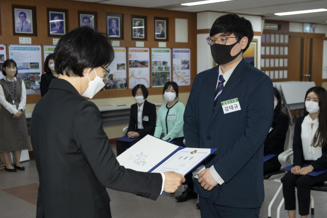 20210504_신규 공무원 임용장 교부_7.jpg