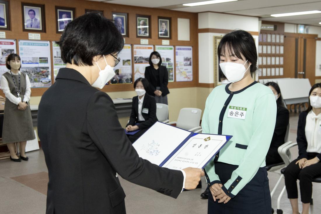 20210504_신규 공무원 임용장 교부_2.jpg