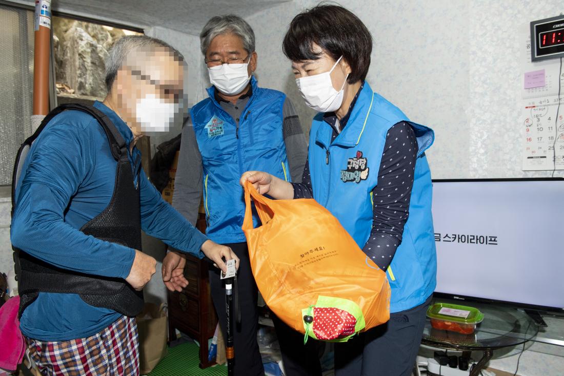 20210513_5월 가정의 달 맞이 어르신 사랑의 삼계탕 나눔_7.jpg