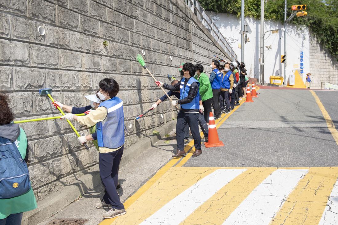20210528_서명초 옹벽 개선사업 현장 활동_4.jpg