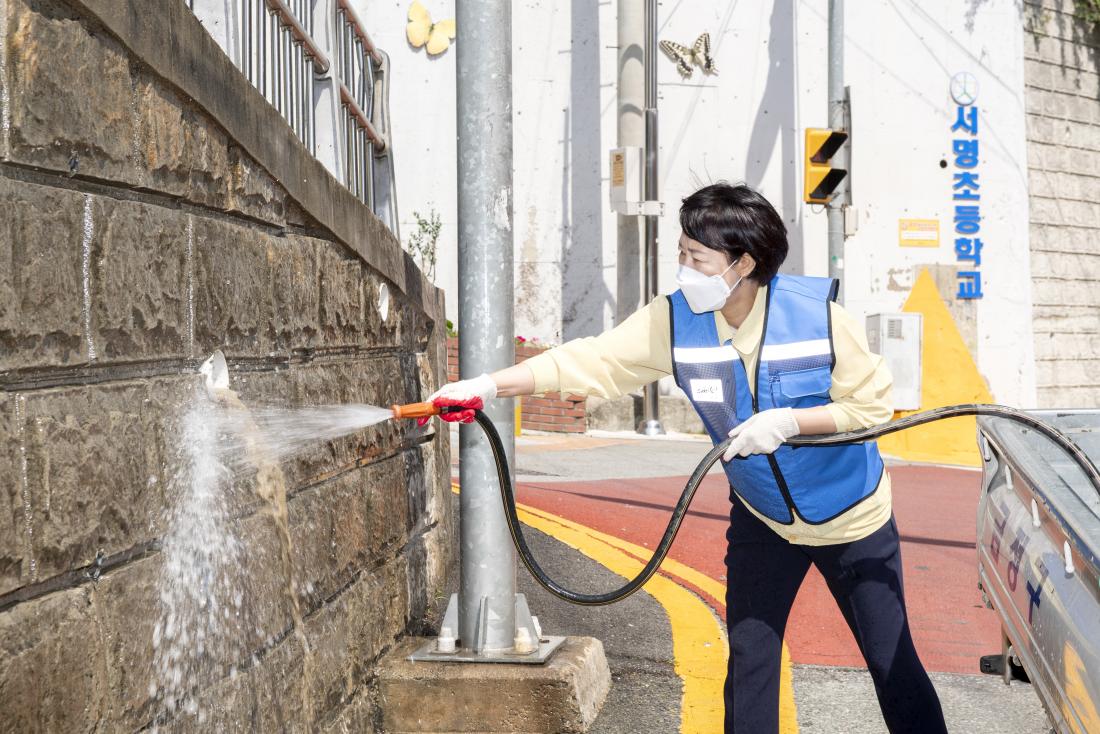 20210528_서명초 옹벽 개선사업 현장 활동_12.jpg