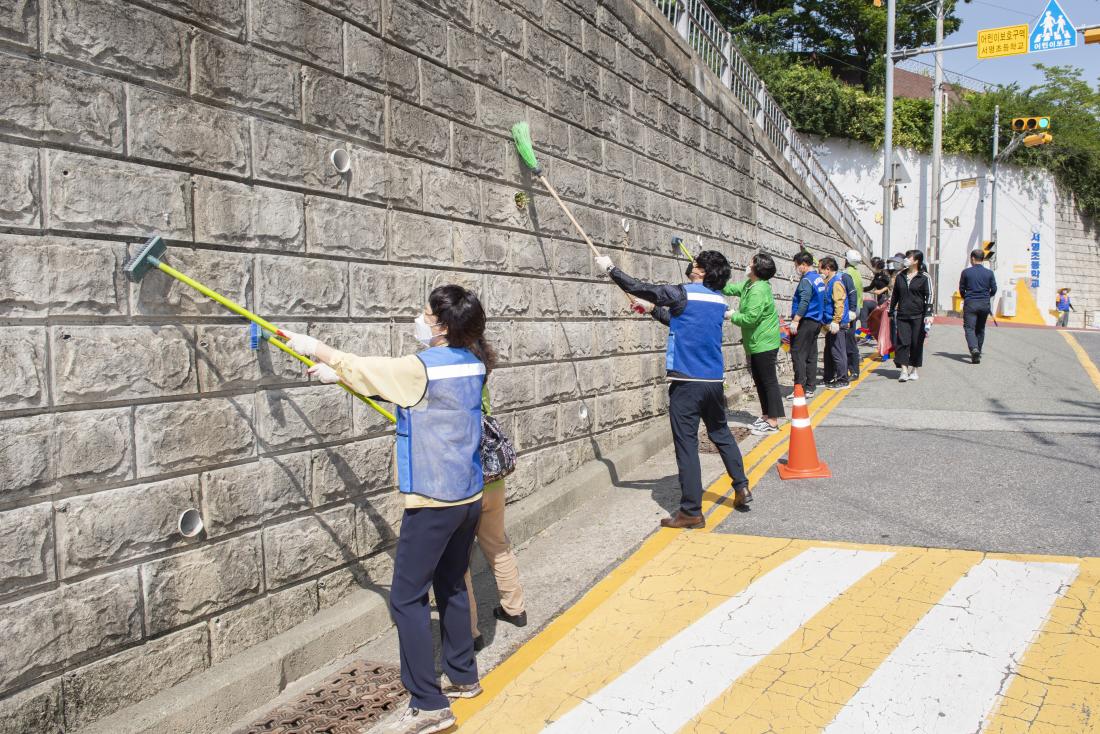 20210528_서명초 옹벽 개선사업 현장 활동_1.jpg