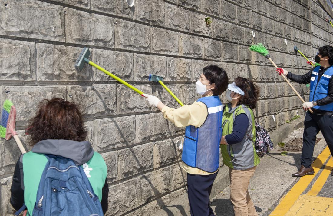 20210528_서명초 옹벽 개선사업 현장 활동_2.jpg