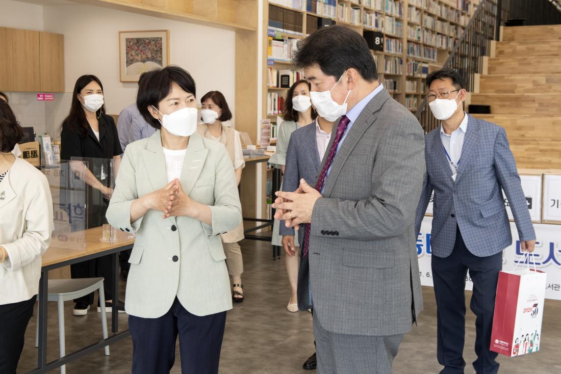 20210607_대동대학교 도서 기증 전달식_7.jpg