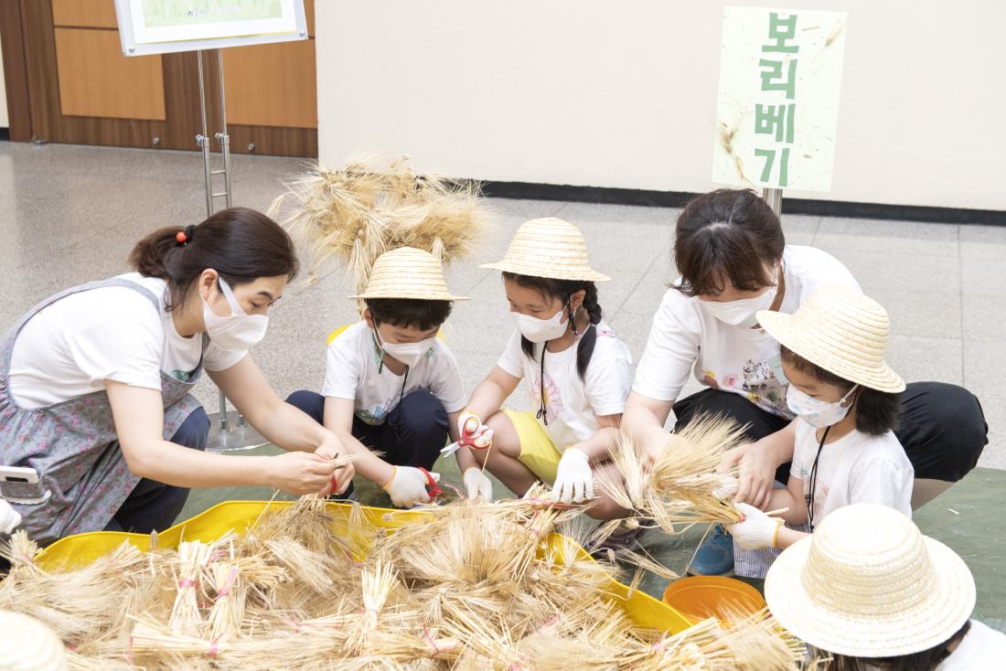 20210611금정구청어린이집“보리 수확 체험”행사_53.jpg