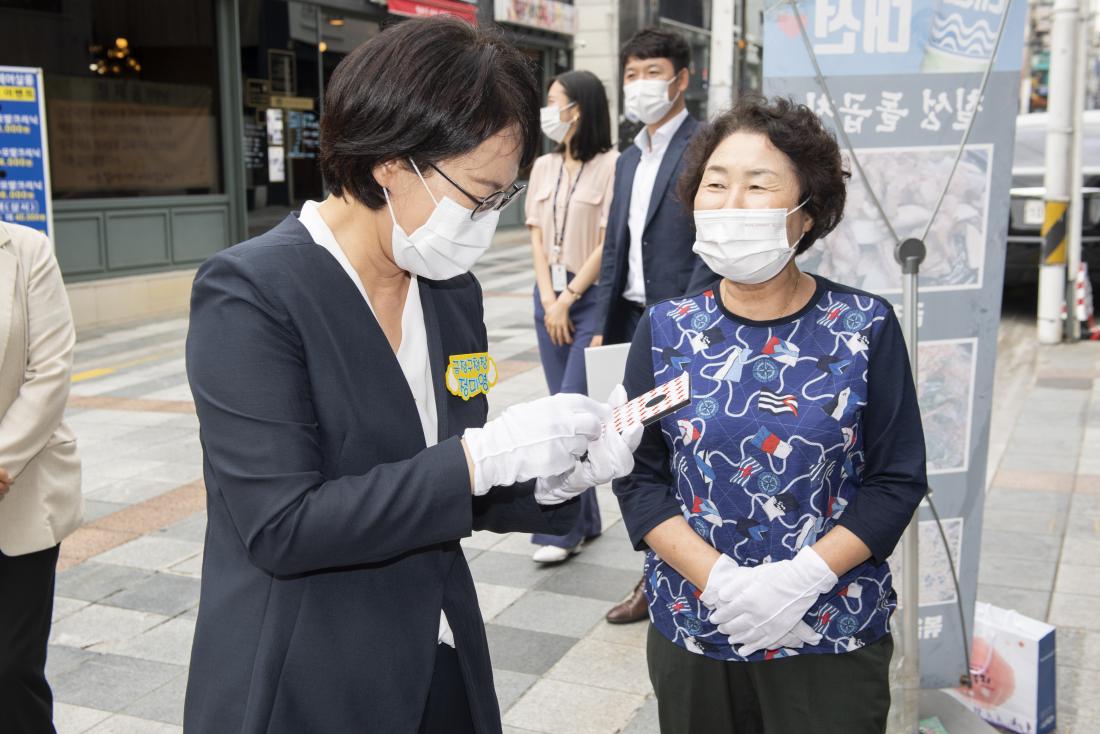 20210617_국가유공자 명패 달아드리기_5.jpg