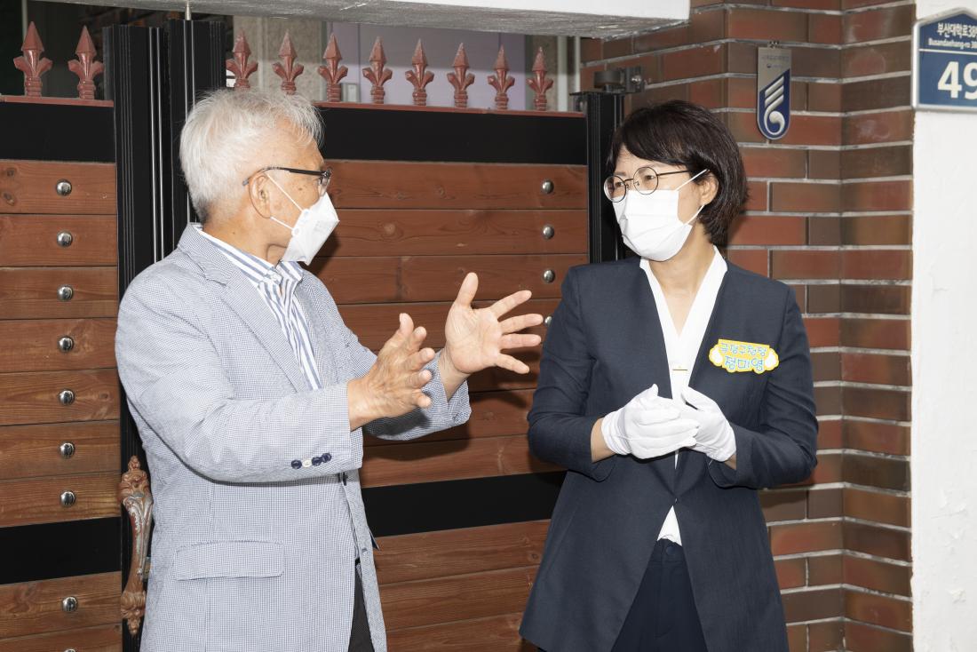 20210617_국가유공자 명패 달아드리기_3.jpg