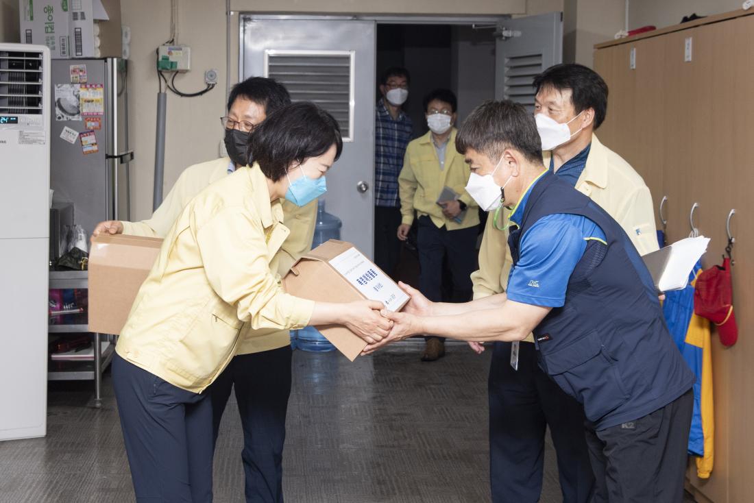 20210706_현장근로자 폭염예방 물품지원 격려_4.jpg