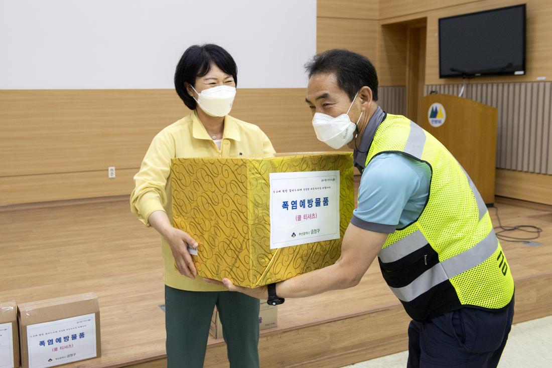 20210708_폭염예방 물품지원 격려_2.jpg