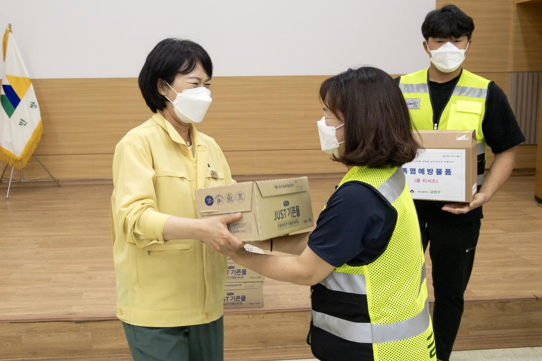20210708_폭염예방 물품지원 격려_3.jpg