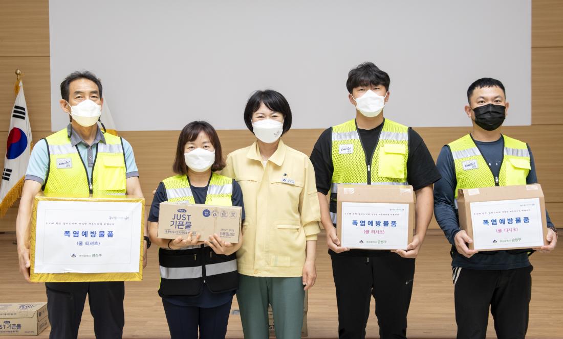 20210708_폭염예방 물품지원 격려_4.jpg