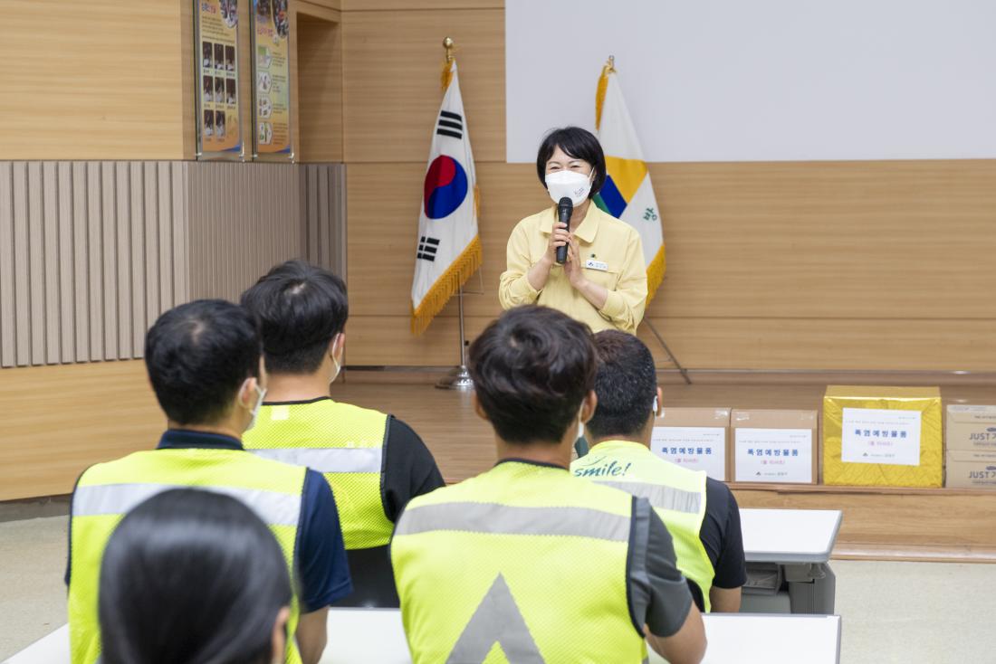 20210708_폭염예방 물품지원 격려_8.jpg
