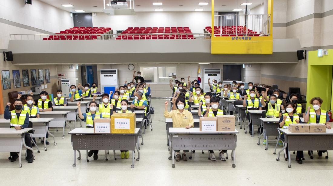 20210708_폭염예방 물품지원 격려_5.jpg