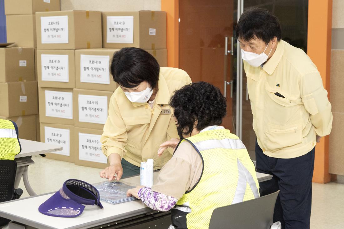 20210708_폭염예방 물품지원 격려_7.jpg