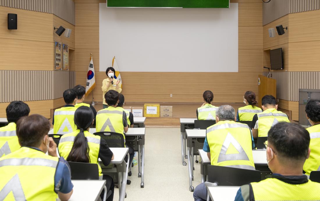 20210708_폭염예방 물품지원 격려_9.jpg