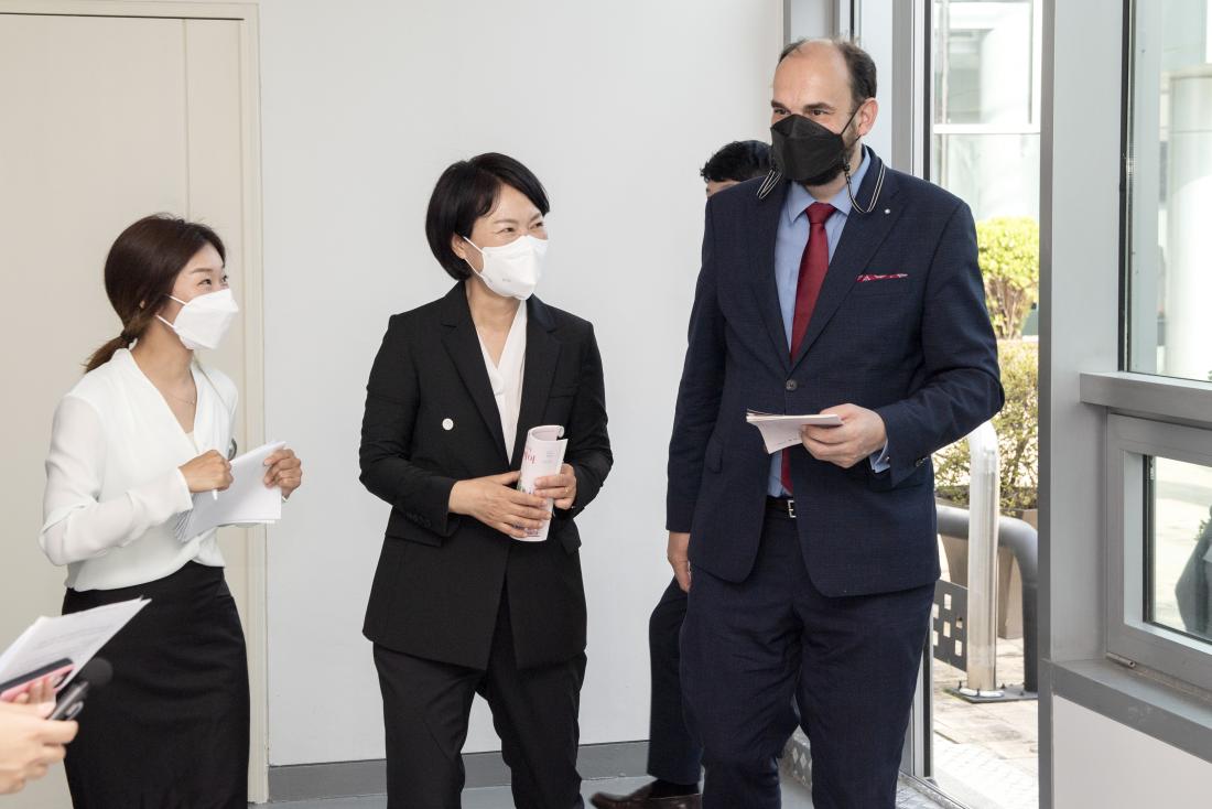 20211007_라트비아 기획전시전 기념행사_14.jpg