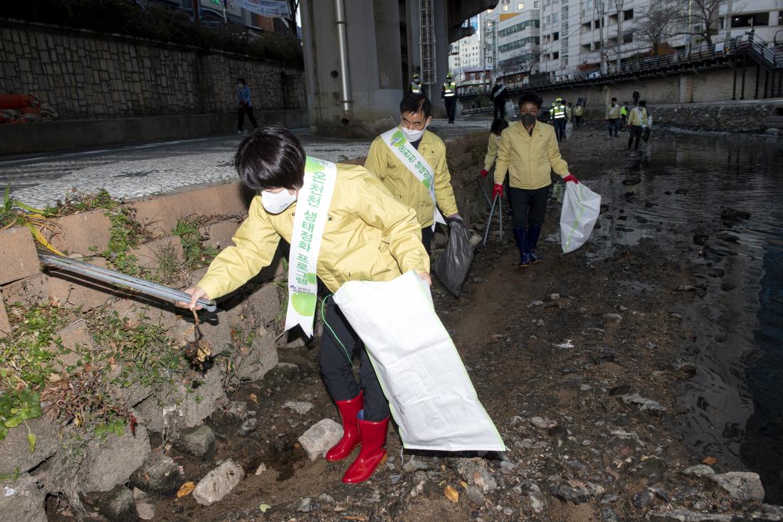 20211208_온천천 정화 활동_4.jpg