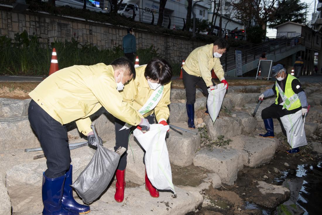20211208_온천천 정화 활동_11.jpg