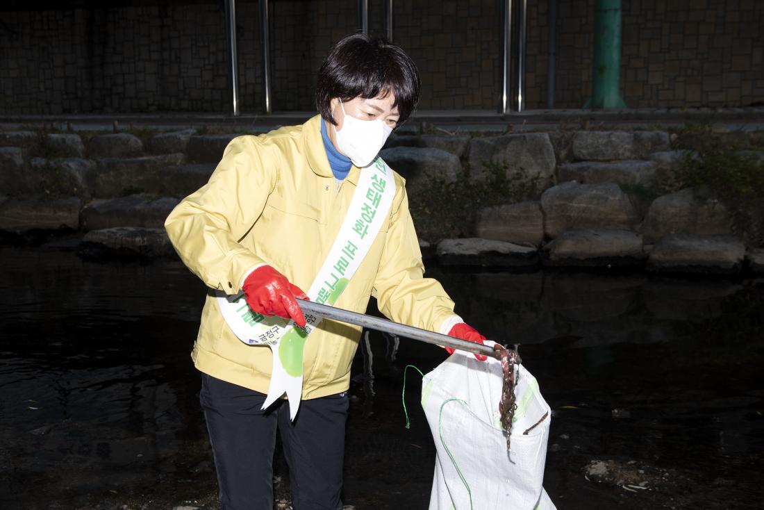 20211208_온천천 정화 활동_12.jpg