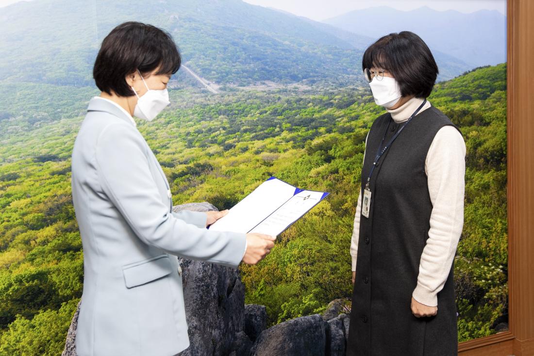 20211231_하반기 우수 공무원 시상식_3.jpg