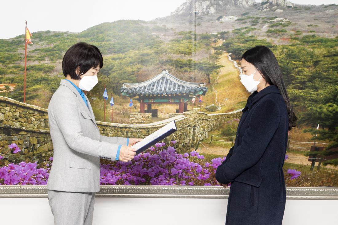 20220103_신규직원 임용장 수여_2.jpg