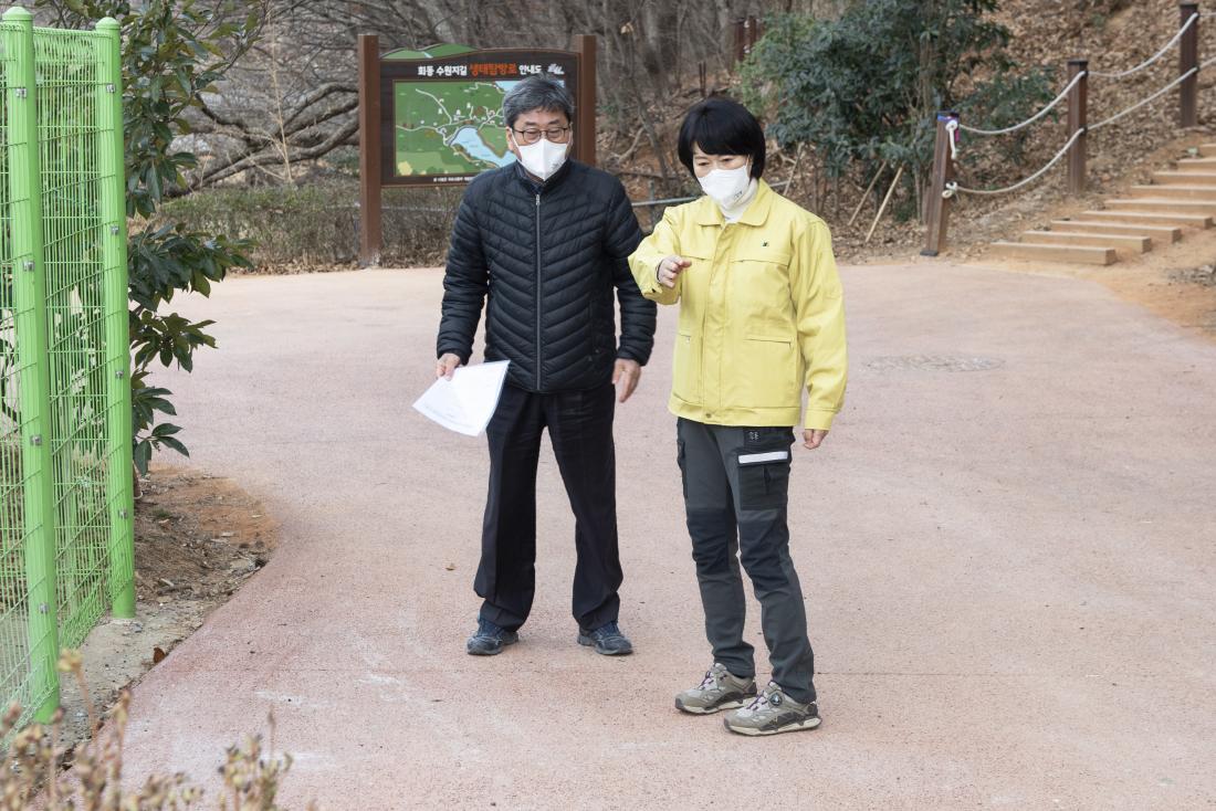 20220209_땅뫼산 공중화장실 조성 사업 현장 방문_5.jpg