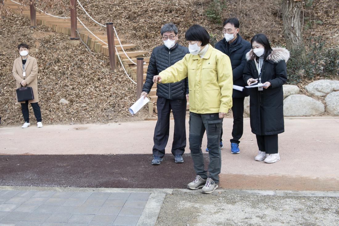 20220209_땅뫼산 공중화장실 조성 사업 현장 방문_7.jpg