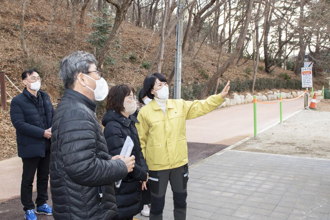 20220209_땅뫼산 공중화장실 조성 사업 현장 방문_2.jpg