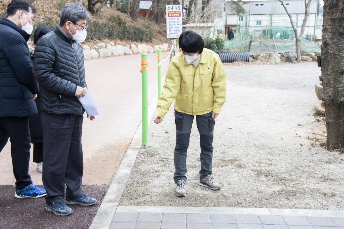 20220209_땅뫼산 공중화장실 조성 사업 현장 방문_8.jpg