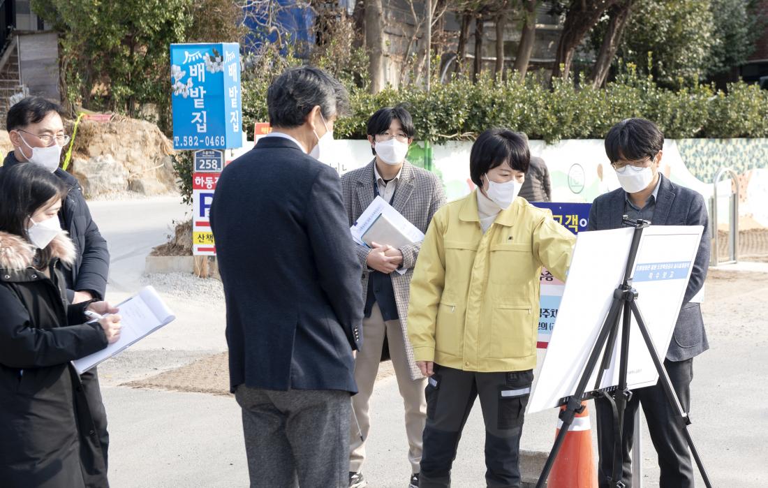 20220209_오륜동회관 일원 도로확장공사 방문_6.jpg