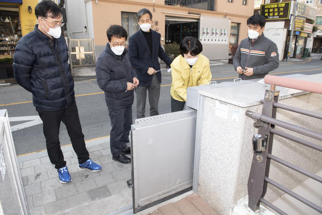 20220211_온천천 진출입 원격제어 시스템 구축 및 재난감시용 CCTV 설치 사업 현장 방문_16.jpg