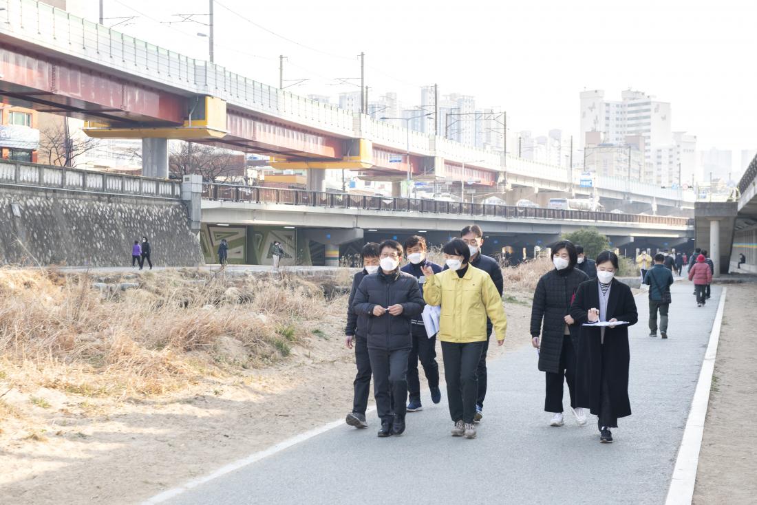 20220211_온천천 진출입 원격제어 시스템 구축 및 재난감시용 CCTV 설치 사업 현장 방문_9.jpg