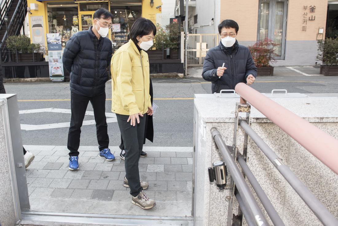 20220211_온천천 진출입 원격제어 시스템 구축 및 재난감시용 CCTV 설치 사업 현장 방문_12.jpg