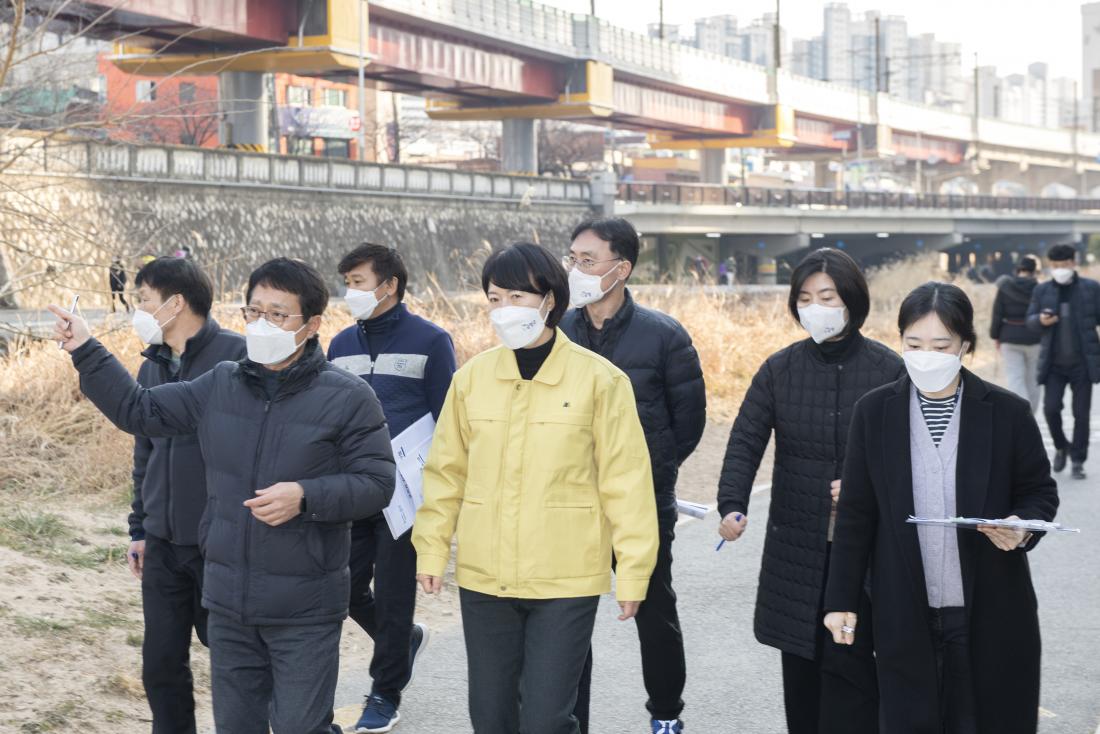 20220211_온천천 진출입 원격제어 시스템 구축 및 재난감시용 CCTV 설치 사업 현장 방문_10.jpg