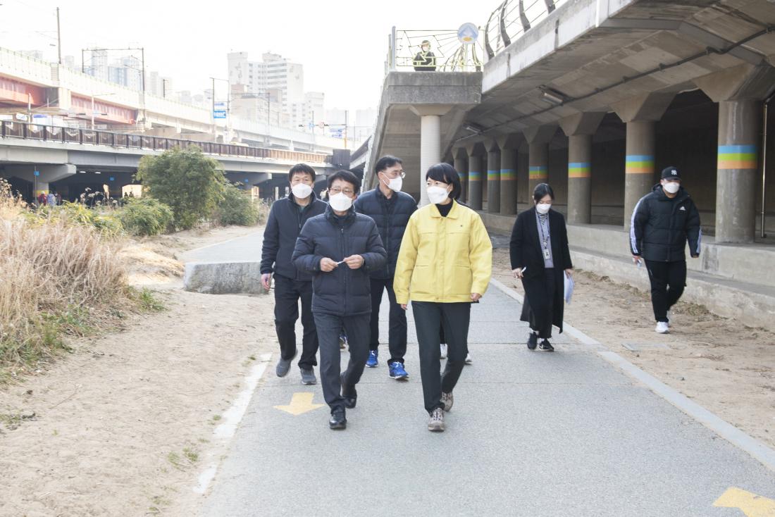 20220211_온천천 진출입 원격제어 시스템 구축 및 재난감시용 CCTV 설치 사업 현장 방문_8.jpg