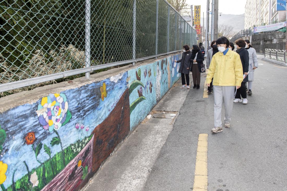 20220214_구서초등학교 일원 도로 정비 및 디자인 개선사업 현장 방문_2.jpg