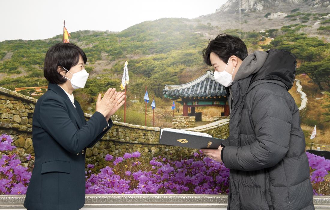 20220228_유공 구민 표창장 수여_4.jpg