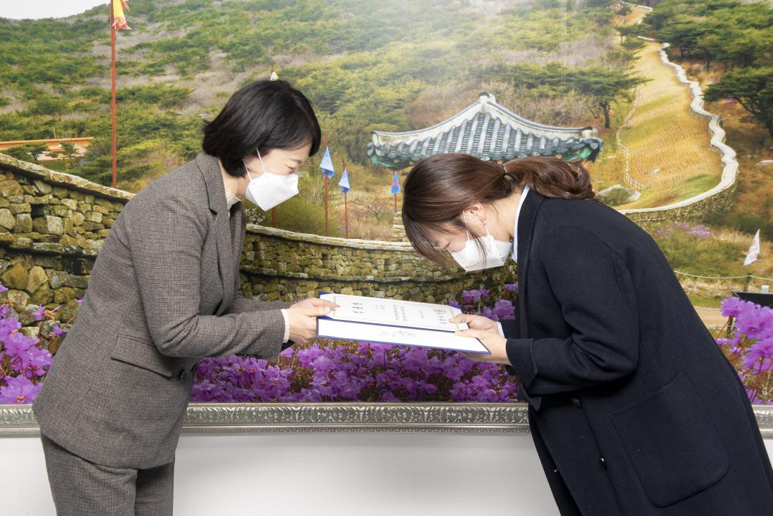 20220303_구청어린이집 보육교사 임기제 신규 임용장 수여_12.jpg