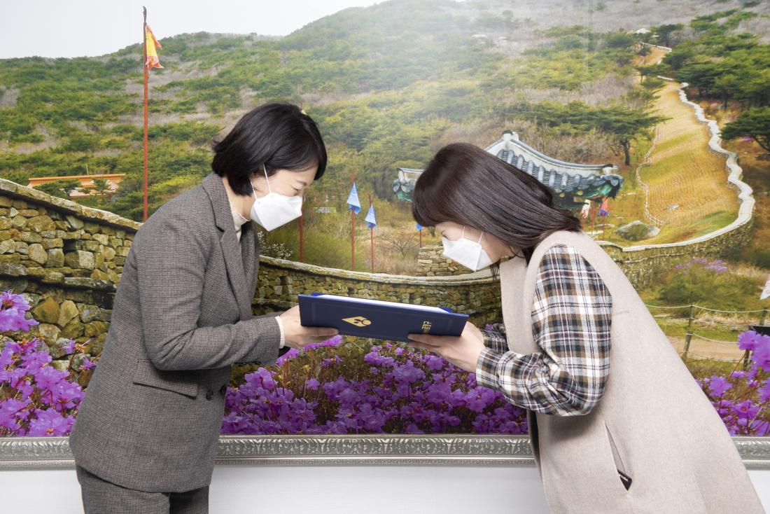 20220303_구청어린이집 보육교사 임기제 신규 임용장 수여_8.jpg