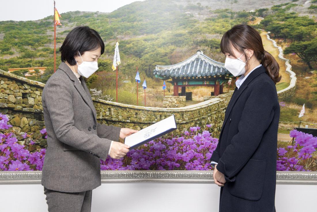 20220303_구청어린이집 보육교사 임기제 신규 임용장 수여_10.jpg
