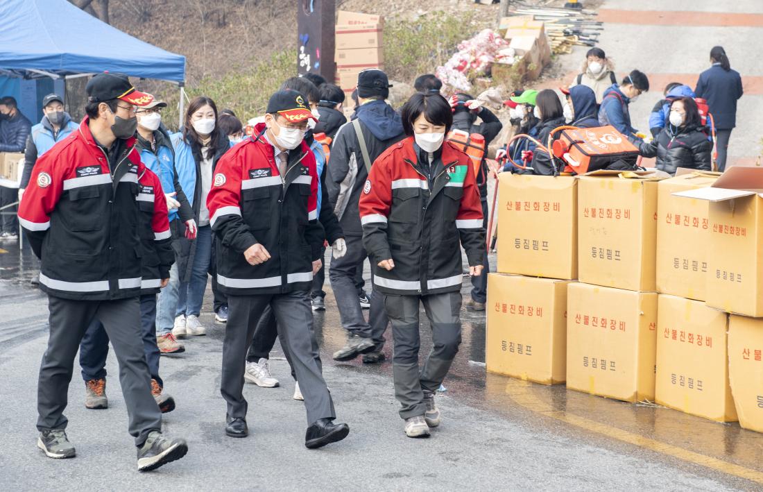 20220307_아홉산 산불 진압_8.jpg