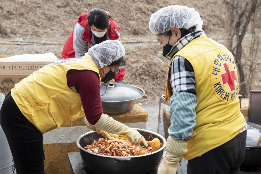 20220307_아홉산 산불 진압_34.jpg