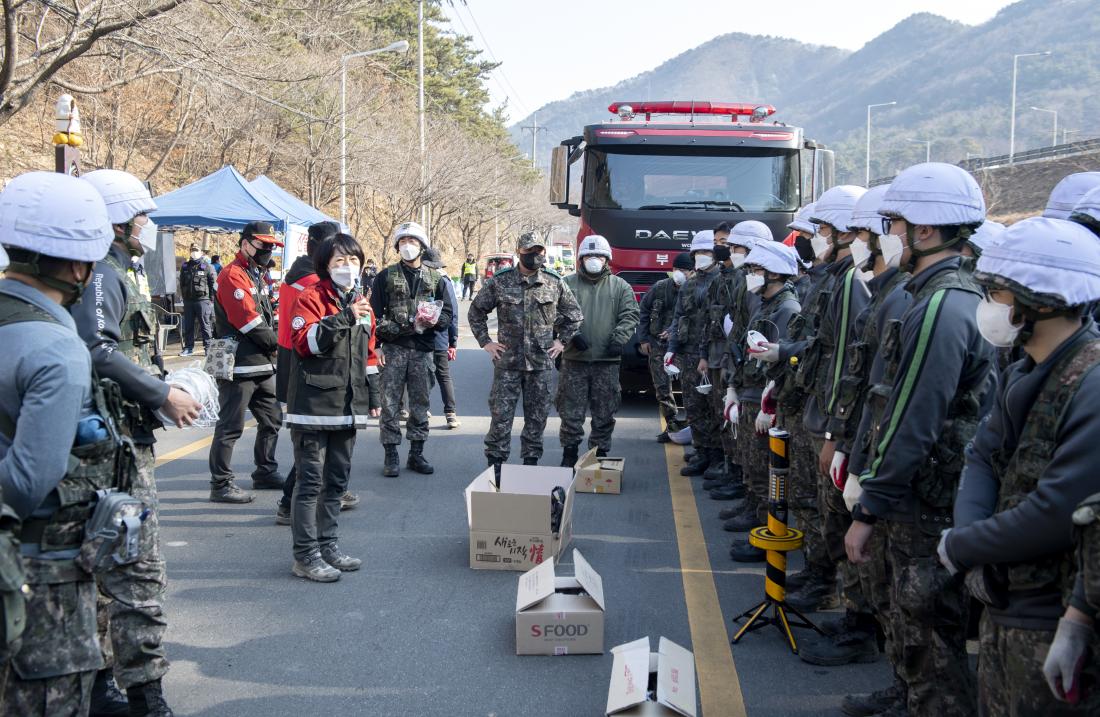 20220308_아홉산 산불 진압_13.jpg