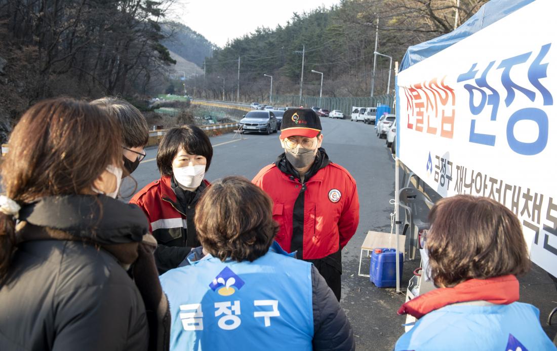 20220308_아홉산 산불 진압_9.jpg
