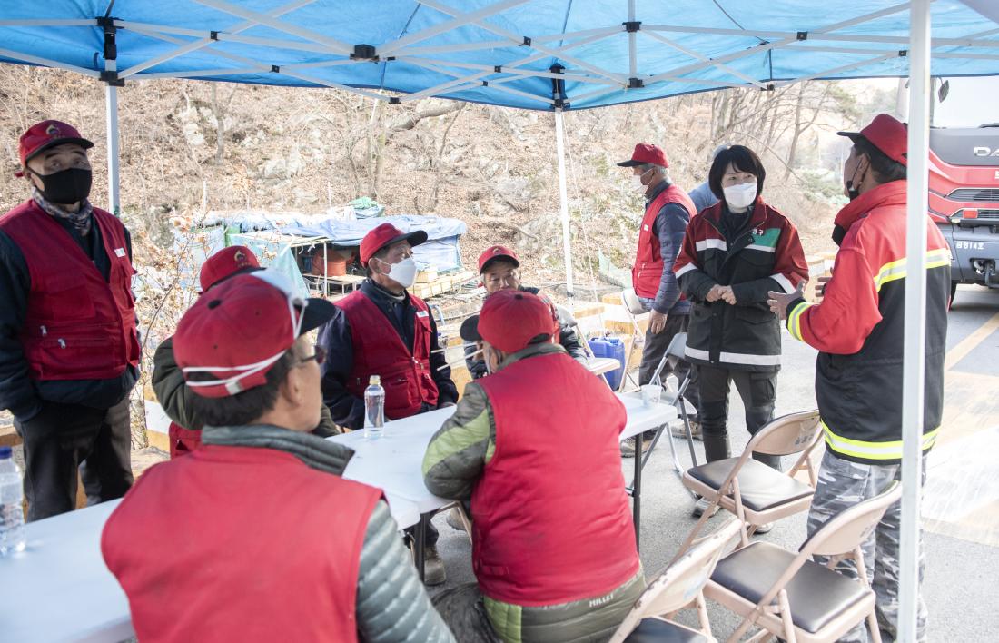 20220308_아홉산 산불 진압_53.jpg