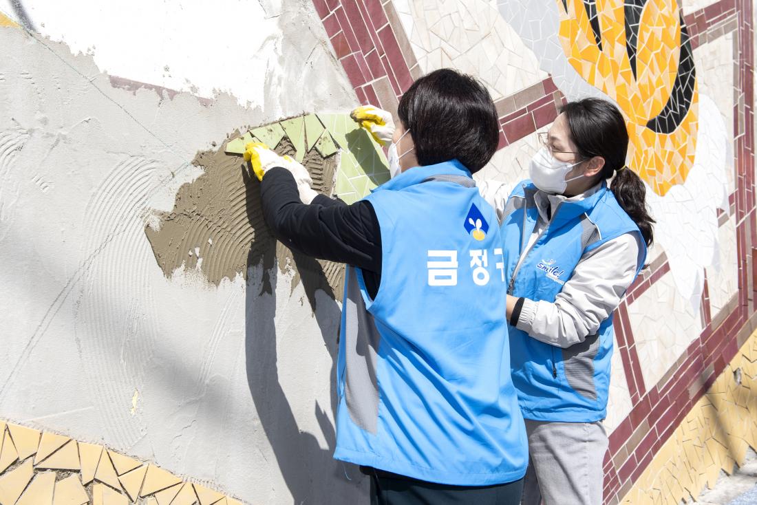20220329_서동초등학교 타일벽화 작업_3.jpg
